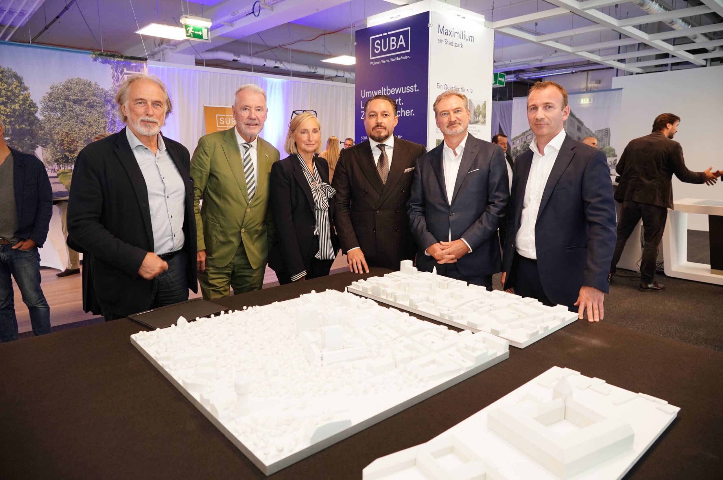 HALLMANN HOLDING und SÜBA präsentieren neues Stadtquartier in Wiener Neustadt v.l.n.r.: Michael Schluder, Architekt; Klaus Schneeberger, Bürgermeister von Wr. Neustadt; Elke Delugan-Meissl, Delugan Meissl Associated Architects; Klemens Hallmann, Hallmann Holding; Heinz Fletzberger, Vorstand SÜBA AG; Manfred Wachtler, Vorstand SÜBA AG